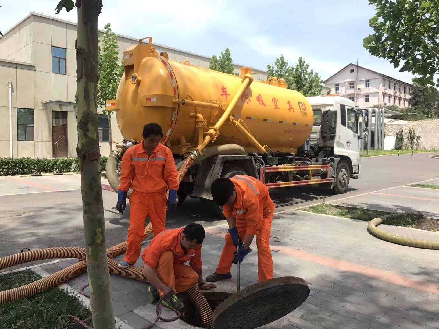 恩平管道疏通车停在窨井附近